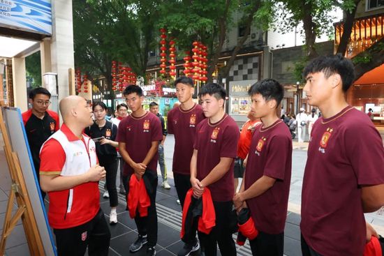 据《马卡报》报道，因阿拉巴将长期伤停，皇马可能提前在中卫位置引援，但他们并未考虑签回瓦拉内。